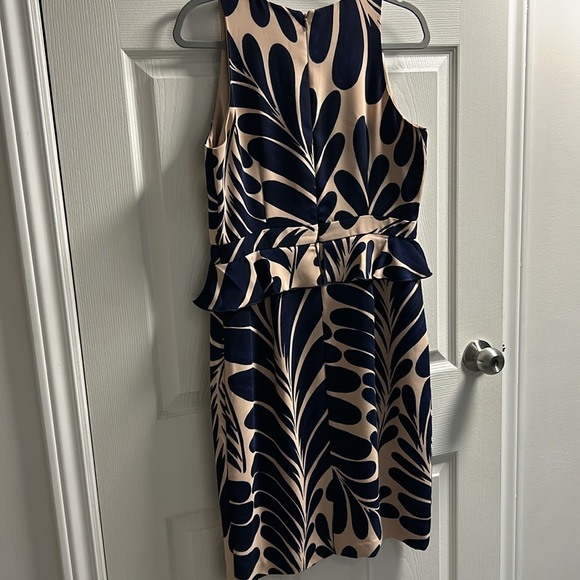 Beautiful print sleeveless dress with detailing at the waist - Picture 2 of 6